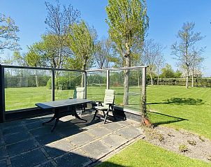 Terras van VZ178 Vakantiehuis Zoutelande in Zeeland met uitzicht op de tuin.