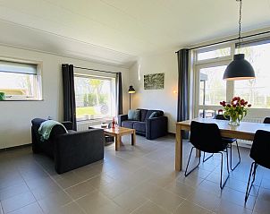 Moderne woonkamer van VZ178 Vakantiehuis Zoutelande met veel lichtinval.