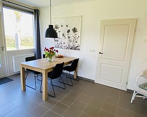 Keuken van VZ178 Vakantiehuis Zoutelande in Walcheren, compleet uitgerust voor koken.