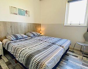 Overdekte zithoek in de tuin van VZ178 Vakantiehuis Zoutelande, perfect voor ontspanning.