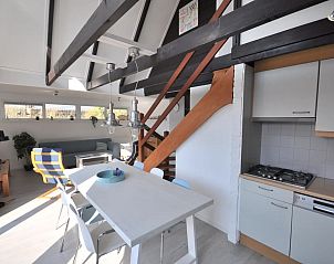 Sfeervolle slaapkamer in vakantiehuis ZE1687, Zoutelande, Walcheren, met comfortabele bedden en uitzicht op de groene natuur van Zeeland.