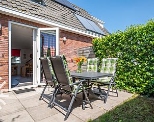 Terras van vakantiehuis ZE1135 in Zoutelande, Walcheren, met comfortabele stoelen en tafel voor buiten dineren.