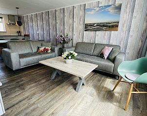 Moderne woonkamer en keuken in VZ110 Vakantiehuis Zoutelande, Walcheren, Zeeland.