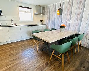 Keuken en eetruimte in VZ110 Vakantiehuis Zoutelande, Walcheren, Zeeland.