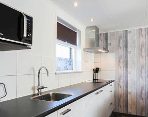 Keuken met apparatuur in VZ110 Vakantiehuis Zoutelande, Walcheren, Zeeland.