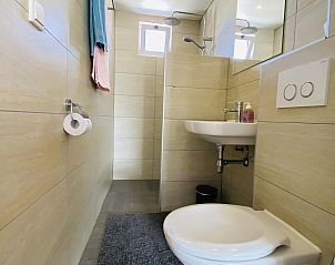 Badkamer met douche in VZ110 Vakantiehuis Zoutelande, Zoutelande, Walcheren, Zeeland.