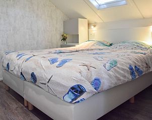 Slaapkamer met tweepersoonsbed in VZ110 Vakantiehuis Zoutelande, Walcheren, Zeeland.