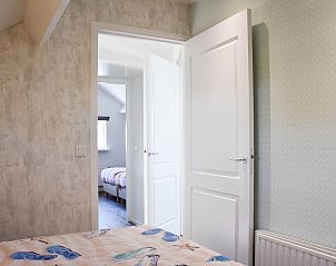 Doorkijk naar tweede slaapkamer in VZ110 Vakantiehuis Zoutelande, Zoutelande, Walcheren, Zeeland.