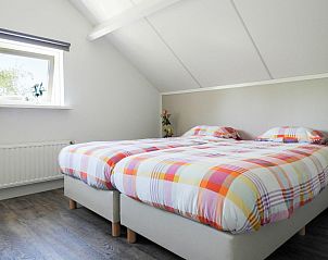 Lichte slaapkamer met twee bedden in VZ110 Vakantiehuis Zoutelande, Walcheren, Zeeland.