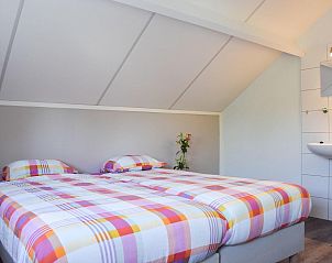 Slaapkamer met kleurrijk beddengoed in VZ110 Vakantiehuis Zoutelande, Zoutelande, Walcheren, Zeeland.