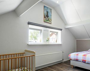 Kinderbedje in slaapkamer van VZ110 Vakantiehuis Zoutelande, Walcheren, Zeeland.