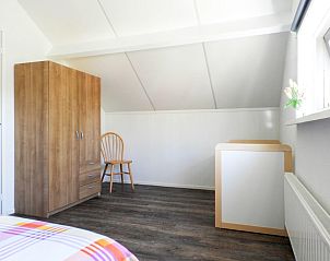 Ruime slaapkamer met kast in VZ110 Vakantiehuis Zoutelande, Zoutelande, Walcheren, Zeeland.