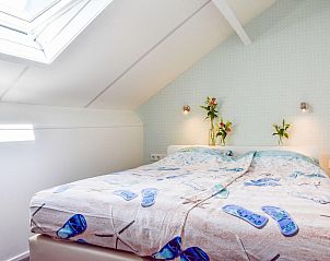 Slaapkamer met dakraam in VZ110 Vakantiehuis Zoutelande, Walcheren, Zeeland.