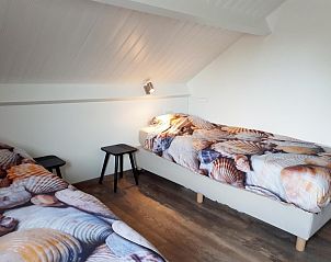 Slaapkamer met schelpenbeddengoed in VZ110 Vakantiehuis Zoutelande, Zoutelande, Walcheren, Zeeland.