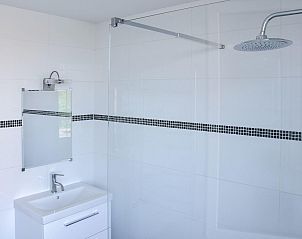 Modernes Badezimmer in VZ679 Wohnung Zoutelande, Walcheren, Zeeland.