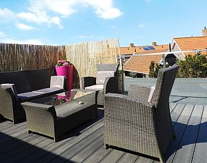 Sitzecke auf der Terrasse von VZ679 Apartment Zoutelande, Zoutelande, Zeeland.