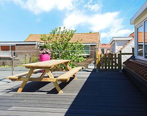 Picknicktisch auf der Terrasse von VZ679 Ferienwohnung Zoutelande, Walcheren, Zeeland.