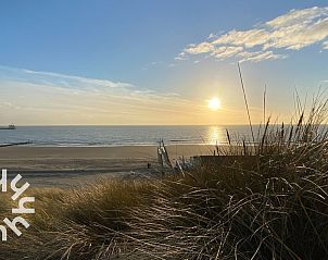 Moderne badkamer in vakantiehuis ZE1135 in Zoutelande, Walcheren, met ruime douche en toilet.