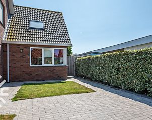 Slaapkamer met dakraam in vakantiehuis ZE1135, Zoutelande, Walcheren, biedt veel natuurlijk licht.