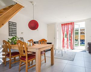 Overdekte zithoek op het terras van vakantiehuis ZE1135 in Zoutelande, Walcheren, ideaal voor ontspanning.