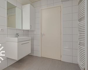 Ontbijtset op houten tafel in vakantiehuis ZE1135, Zoutelande, Walcheren, perfect voor een ontspannen ochtend.