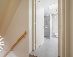 Tweede slaapkamer in vakantiehuis ZE1135, Zoutelande, Walcheren, met comfortabele bedden en televisie.