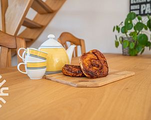 Voortuin van vakantiehuis ZE1135 in Zoutelande, Walcheren, met betegeld pad en groene heg.