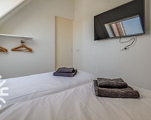 Stijlvolle badkamer in vakantiehuis ZE1135 in Zoutelande, Walcheren, met moderne wastafel en spiegel.