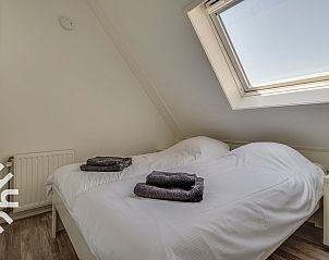 Houten trap in vakantiehuis ZE1135 in Zoutelande, Walcheren, leidt naar de bovenverdieping.