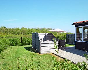 Terras van Vakantiehuis in Zoutelande, omringd door groen, ideaal voor ontspanning in Walcheren, Zeeland.