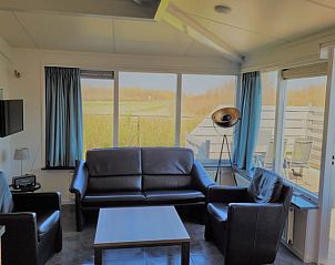Lichte woonkamer in Vakantiehuis in Zoutelande met prachtig uitzicht op de omgeving, Walcheren, Zeeland.