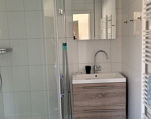 Moderne badkamer in Vakantiehuis in Zoutelande met douche en wastafel, Walcheren, Zeeland.