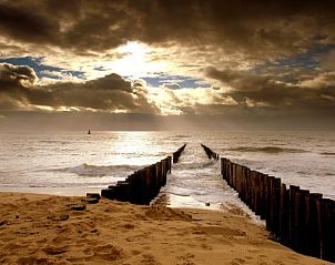 Adembenemende zonsondergang aan het strand van Zoutelande, dicht bij Vakantiehuis in Zoutelande, Walcheren, Zeeland.