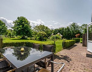 Tuinzicht vanaf het terras van Vakantiehuisje in Zoutelande, Walcheren, Zeeland.