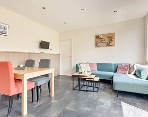 Gezellige woonkamer in Vakantiehuisje in Zoutelande, Walcheren, met moderne inrichting.