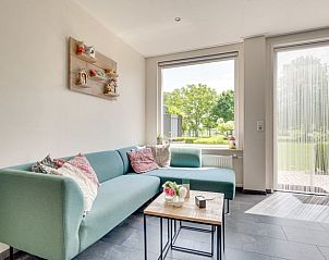 Lichte zithoek in Vakantiehuisje in Zoutelande, Walcheren, met uitzicht op de tuin.