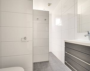 Strak ontworpen badkamer in Vakantiehuisje in Zoutelande, Walcheren, Zeeland.