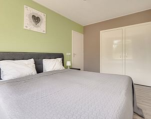 Comfortabele slaapkamer in Vakantiehuisje in Zoutelande, Walcheren, met veel opbergruimte.