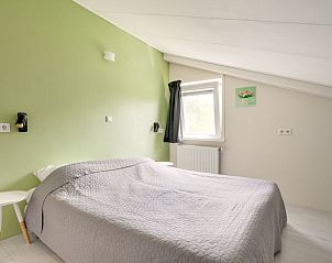 Knusse slaapkamer onder schuin dak in Vakantiehuisje in Zoutelande, Walcheren.