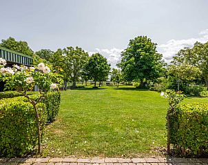 Uitgestrekte tuin bij Vakantiehuisje in Zoutelande, Walcheren, perfect voor ontspanning.