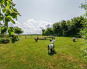 Kindvriendelijke speelweide bij Vakantiehuisje in Zoutelande, Walcheren, met speeltoestellen.