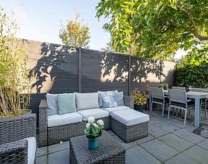 Gemtliche Terrasse am Ferienhaus ZE1201 in Zoutelande, Walcheren, umgeben von viel Grn.