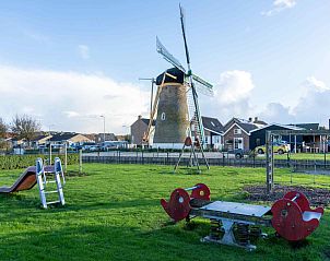 Helles Wohnzimmer des Ferienhauses ZE1201 in Zoutelande, Walcheren mit Blick auf den Garten.