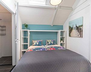 Vorderseite des Ferienhauses ZE1201 in Zoutelande, Walcheren mit Parkplatz in Zeeland.