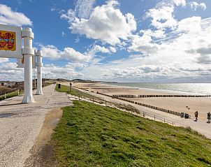 Eingang zum Ferienhaus ZE1201 in Zoutelande, Walcheren, umgeben von Grn.