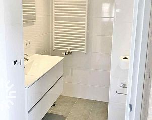 Spacious bathroom with sink in vacation home ZE1392, Zoutelande, Walcheren.