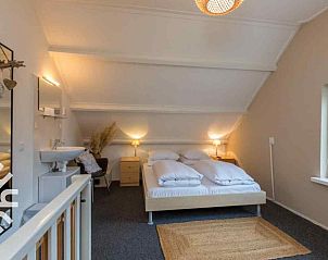 Bathroom with toilet and shower in vacation home ZE1392, Zoutelande, Walcheren.