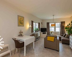 Garden with grass and flowers at vacation home ZE1392 in Zoutelande, Walcheren.