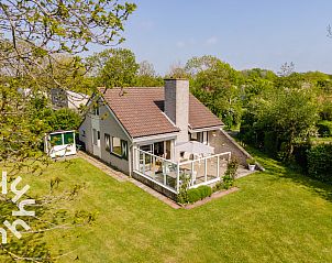 Luftaufnahme des Ferienhauses ZE585 in Zoutelande, Walcheren, Zeeland mit grnem Garten und Terrasse.