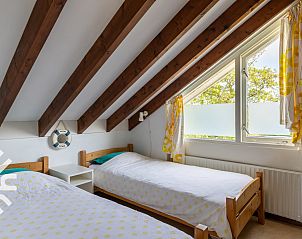 Terrasse mit Glasvordach im Ferienhaus ZE585 in Zoutelande, Walcheren, Zeeland.